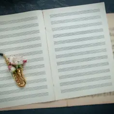 Muzyka jest jak cytaty – jak wyraża emocje i inspiruje lepiej niż słowa
